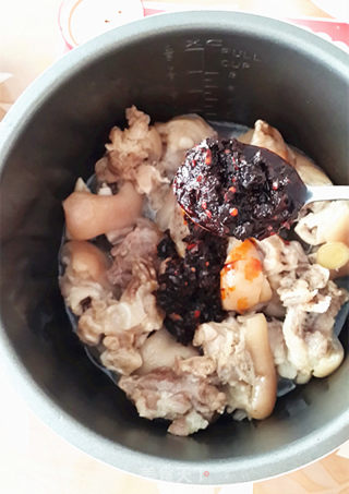 老干妈猪蹄的做法步骤：2