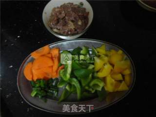 双椒炒肉片的做法步骤：1