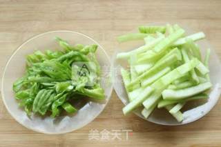 辣椒炒西瓜皮的做法步骤：3
