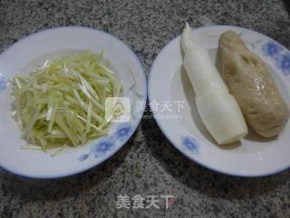 韭菜芽茭白炒面筋的做法步骤：1