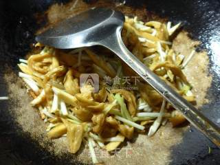 韭菜芽茭白炒面筋的做法步骤：11