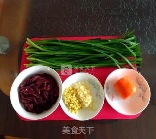 韭菜炒猪肝的做法步骤：1