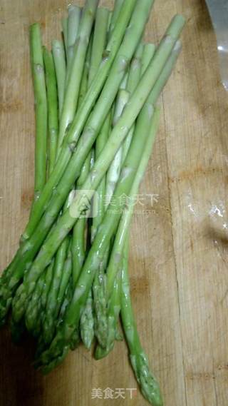 腊肉炒芦笋的做法步骤：1