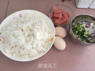 香肠炒饭的做法步骤：1