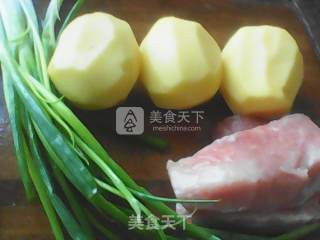 土豆炒肉的做法步骤：1