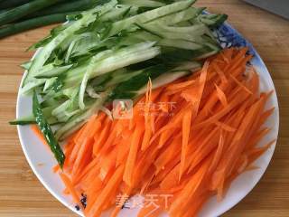 豆腐皮卷三丝的做法步骤：4