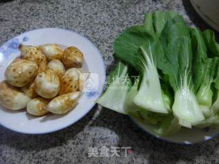 青菜煮芋艿子的做法步骤：1