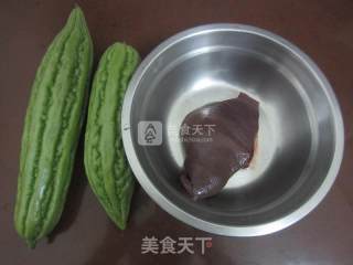 苦瓜炒猪肝的做法步骤：1
