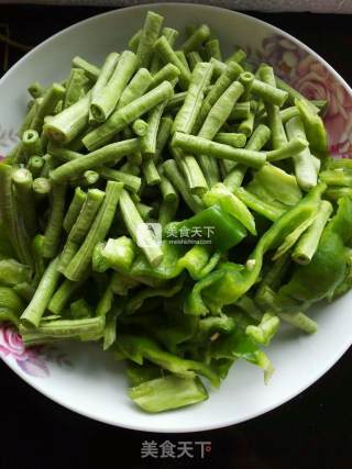 豇豆炒肉的做法步骤：1