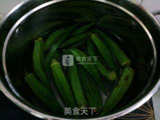 秋葵腊肠炒肉的做法步骤：1