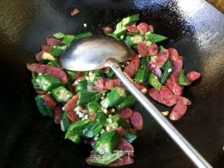 秋葵腊肠炒肉的做法步骤：9