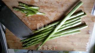 腊肉炒芦笋的做法步骤：1