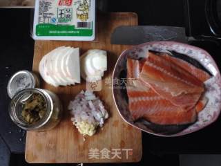 三文鱼排芋头咸菜炖豆腐的做法步骤：1