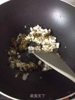 三文鱼排芋头咸菜炖豆腐的做法步骤：9