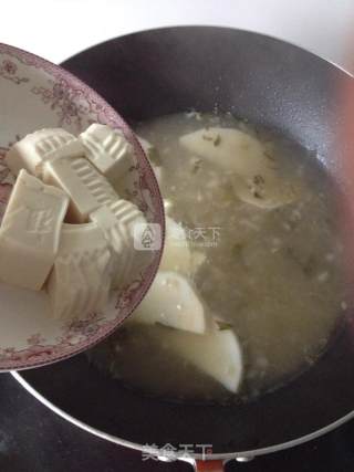 三文鱼排芋头咸菜炖豆腐的做法步骤：12