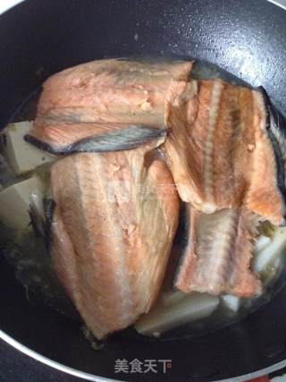 三文鱼排芋头咸菜炖豆腐的做法步骤：14