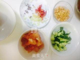 宫爆鸡丁的做法步骤：1