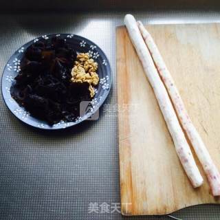 秋季养生小炒——桃仁山药木耳的做法步骤：1