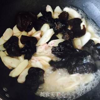秋季养生小炒——桃仁山药木耳的做法步骤：2
