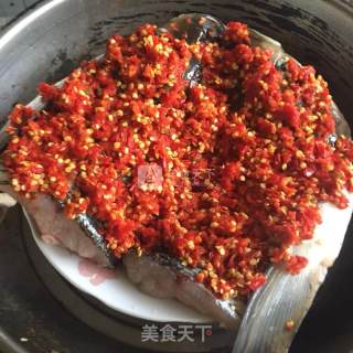 剁椒鱼头的做法步骤：1