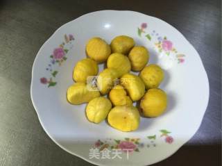 香菇板栗鸡腿煲的做法步骤：3