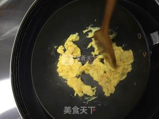 香煎火腿片炒鸡蛋的做法步骤：4