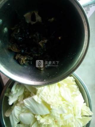 小鲜肉清炖白黑黄的做法步骤：1