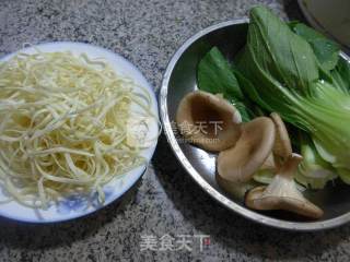 猪肚菇青菜汤面的做法步骤：1