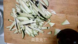家常炒茄子丝的做法步骤：2