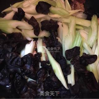 西芹木耳的做法步骤：5