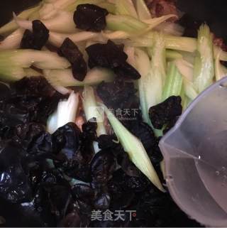 西芹木耳的做法步骤：6
