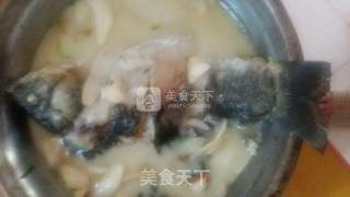 杏鲍菇鲫鱼汤的做法步骤：5