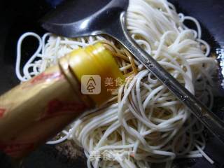 双韭海鲜炒面的做法步骤：4
