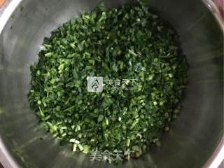 第一次做就成功的韭菜盒子的做法步骤：2