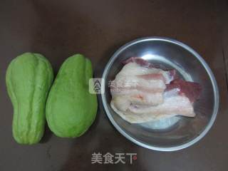 佛手瓜炒五花肉的做法步骤：1
