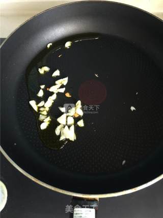 海鲜焗饭的做法步骤：1