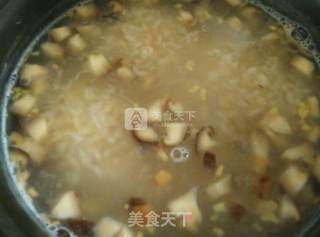 糙米皮蛋鲜虾粥的做法步骤：4