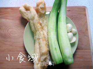 夏天的味道【丝瓜炒油条】的做法步骤：1