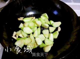 夏天的味道【丝瓜炒油条】的做法步骤：5
