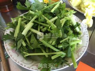 猪脆骨炒香芹的做法步骤：2