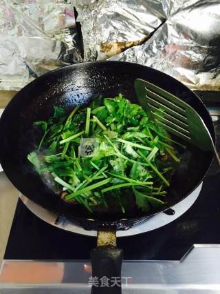 猪脆骨炒香芹的做法步骤：13