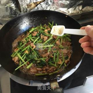 猪脆骨炒香芹的做法步骤：15