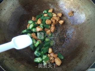 秋葵炒鸡丁的做法步骤：11