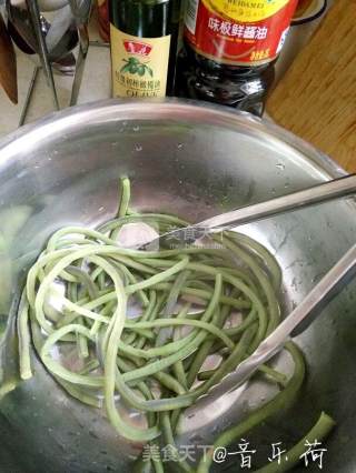 家常锅贴------豇豆鸡肉馅的做法步骤：1