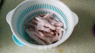 红烧鸡爪的做法步骤：1