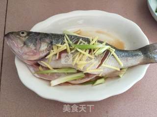清蒸鱸魚的做法步骤：1