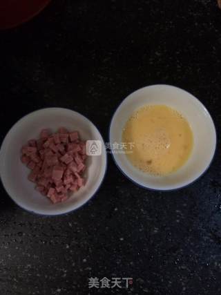 午餐肉炒蛋的做法步骤：1