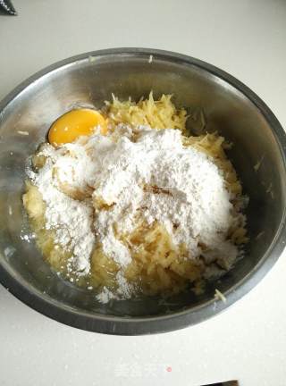 土豆饼的做法步骤：2