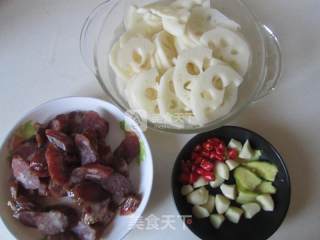 腊肠炒藕片的做法步骤：1