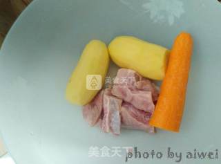 土豆炖排骨的做法步骤：1